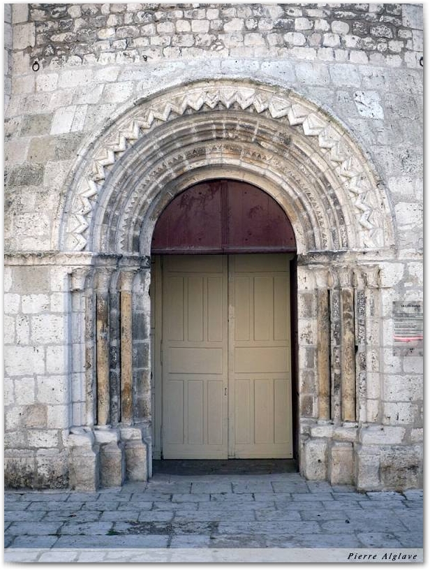 Porche de la collégiale Saint-Liphard