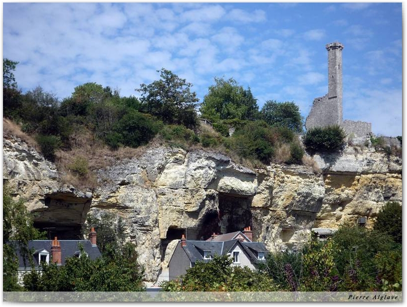 Troglodytes dominés par La Lanterne