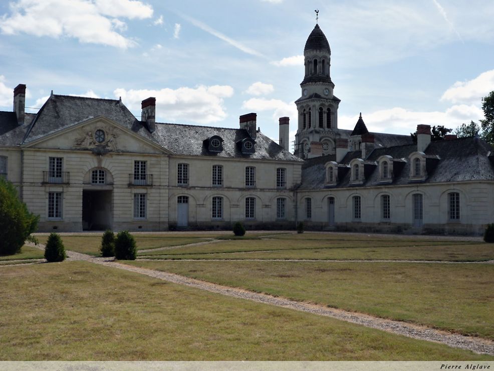 Château des Ormes - Dans le fond l`église du bourg Château des Ormes - Dans le fond l`église du bourg