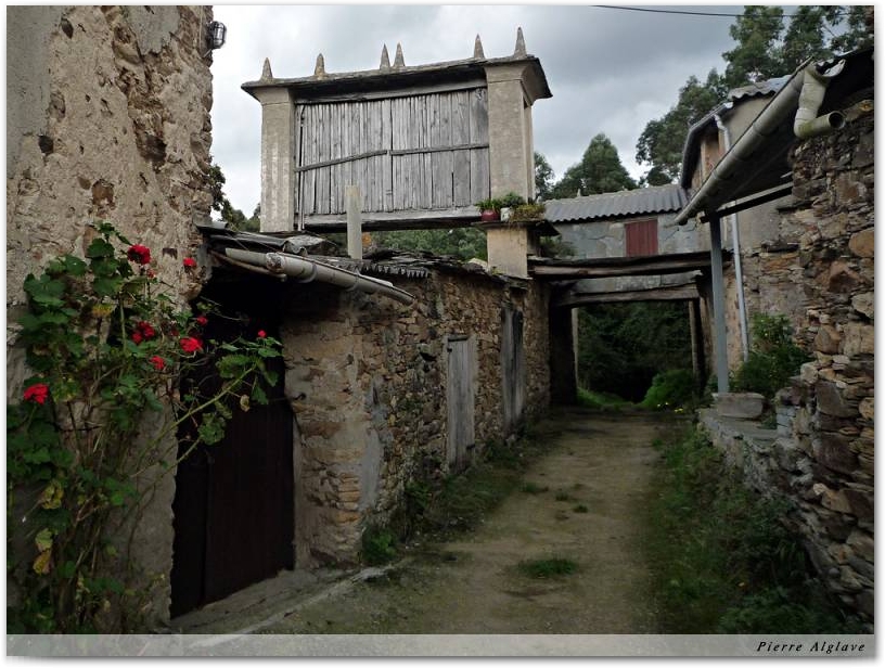 Un village aux greniers
