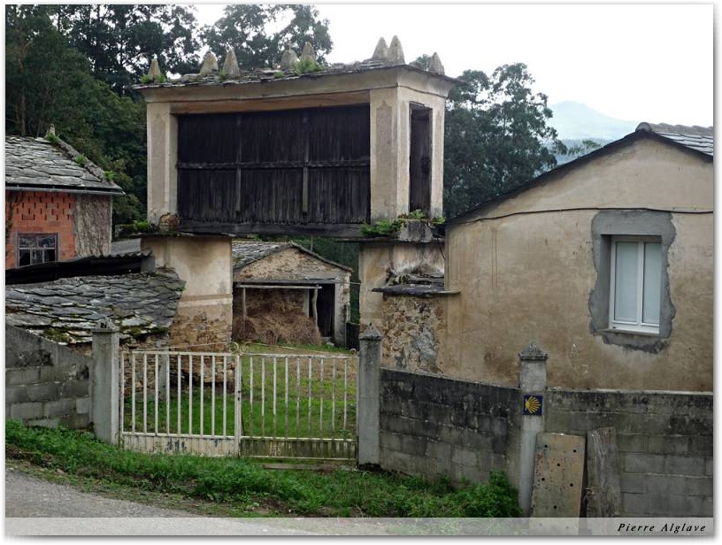 Un village aux greniers