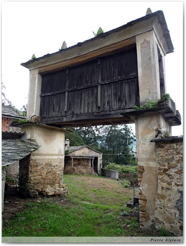 Un village aux greniers