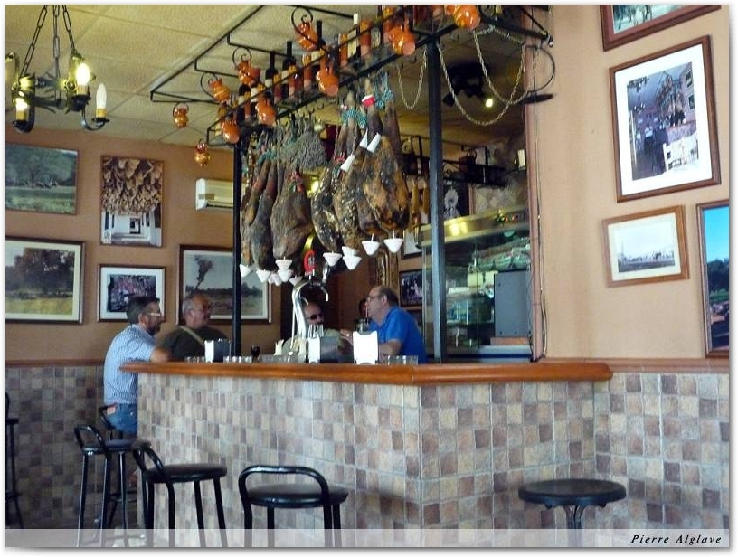 Un bistrot accueillant et climatisé