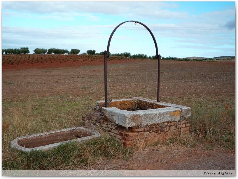 Vieux puits en chemin