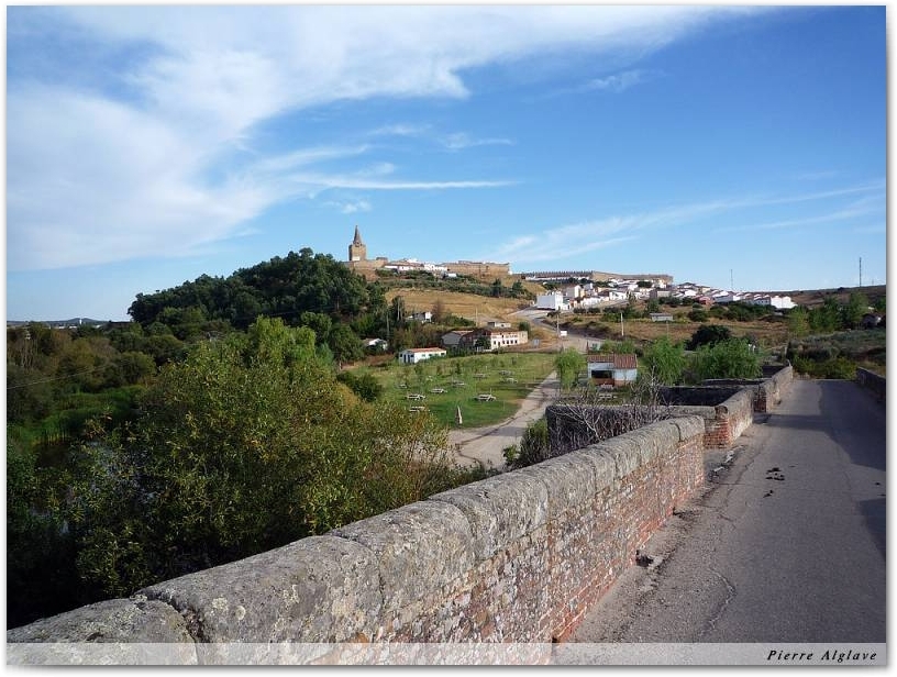 Galisteo vu depuis l\'imposant pont médiéval