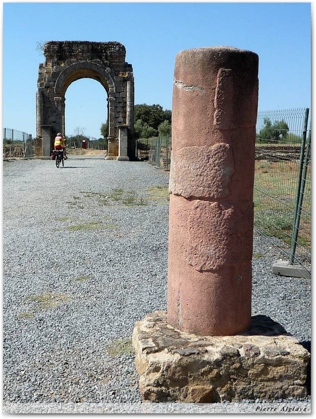 Borne milliaire près de l\'arc de Caparra