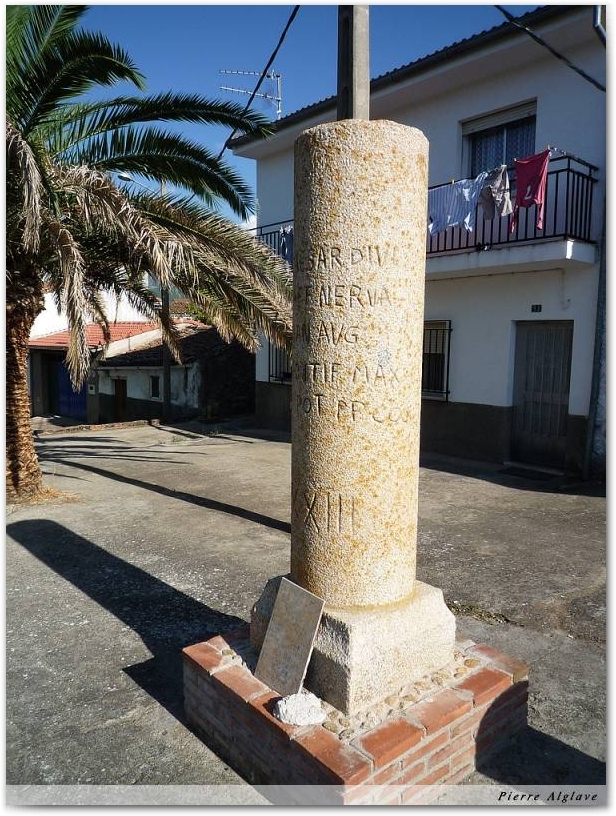 Borne moderne à Aldeanueva del Camino
