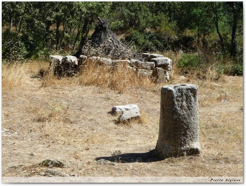Borne milliaire et abri