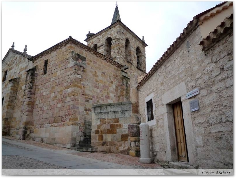 Le refuge devant l\'église San Cipriano
