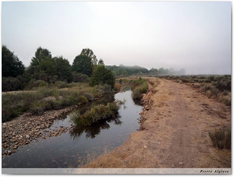 Le Chemin suit un ruisseau