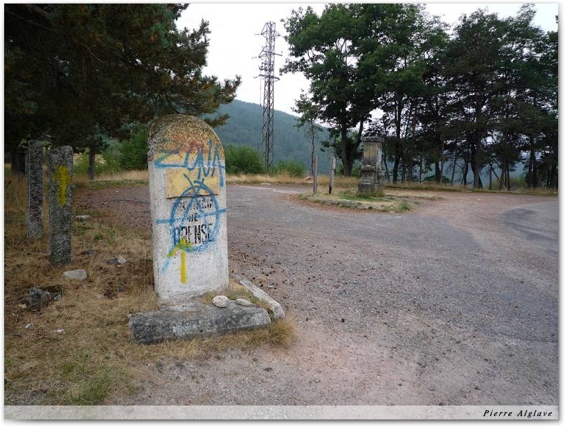 Borne et Fontaine en haut du col