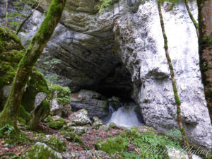 Au pied de la Cascade de Syratu