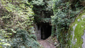 Le sentier des vignes - Passage sous des ruines