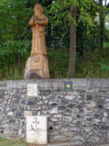 Statue de pèlerin à la sortie du Puy-en-Velay