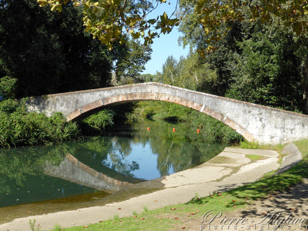 Pont du Prince dans le parc de la Villa Versiliana - Pietrasanta