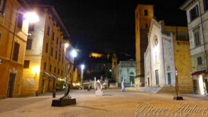 Piazza Duomo à Pietrasanta la nuit