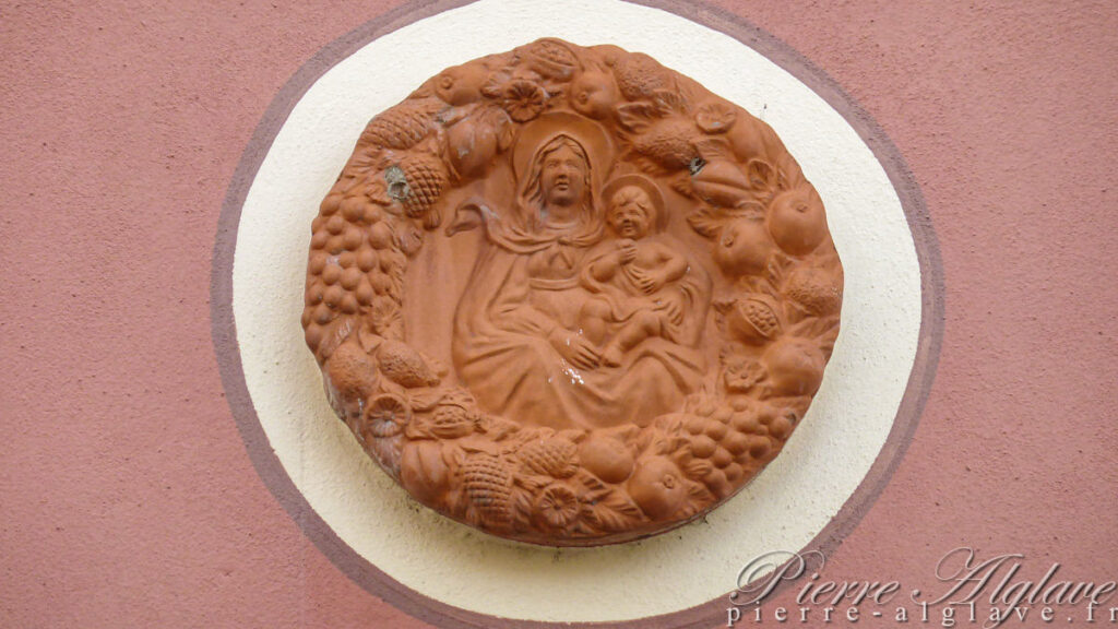 À San Pietro, sur un mur - Via Francigena