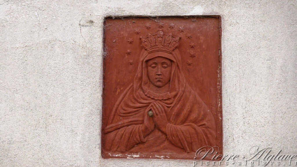 À San Pietro, sur un mur - Via Francigena