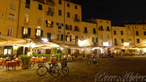 Lucques - Piazza del Anfiteatro - Via Francigena
