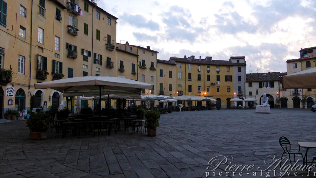 Lucques : promenade matinale - Place dell’Anfiteatro