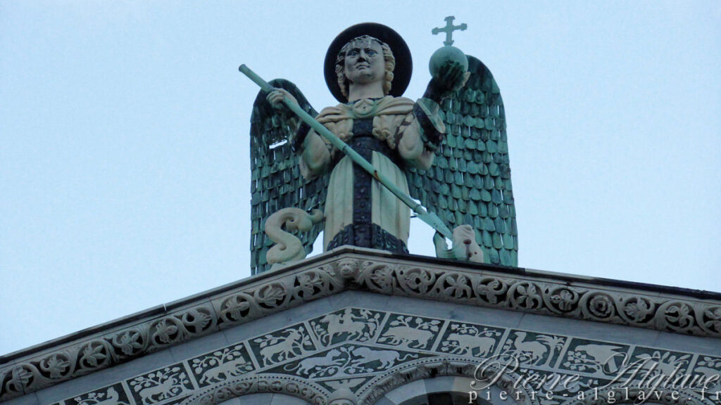 Lucques : Saint Michel au sommet de la façade de San Michele