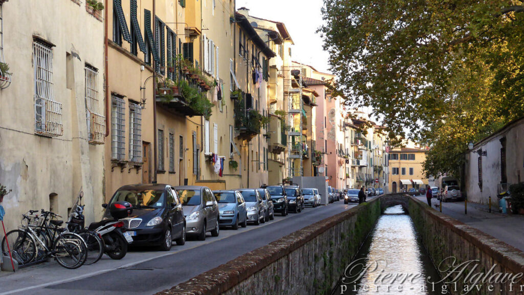 Lucques : le canal Via de Fossi
