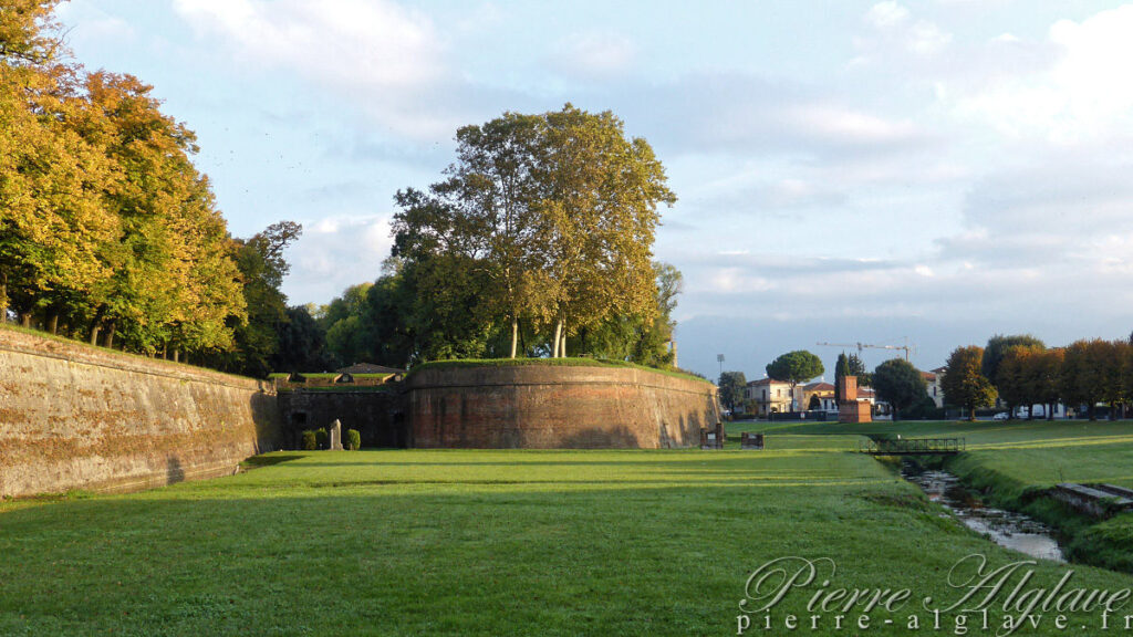 En sortant de Lucques : les remparts