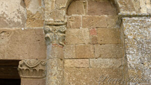 Église Santa Maria Assunta à Chianni : détail