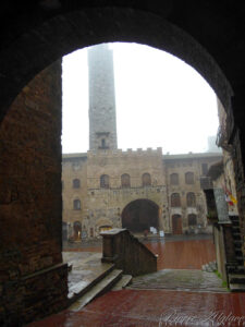 San Gimignano : un porche pas si protecteur