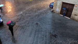 Sienne, des parapluies sous ma fenêtre