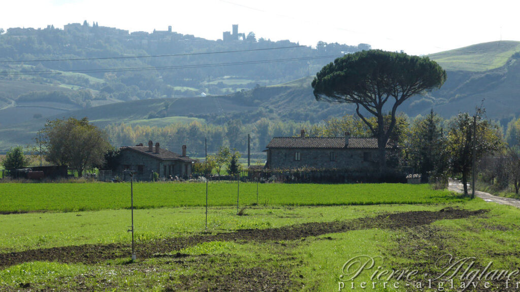 Au loin Acquapendente sur la Via Francigena
