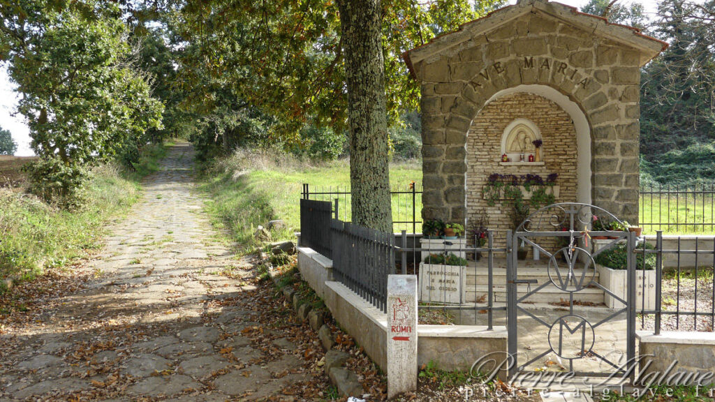 En chemin sur la Via Francigena