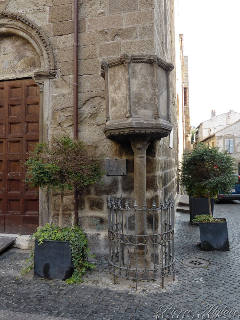 Église Santa Maria Nuevo avec sa chaire extérieure - Viterbo