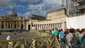 Dans la queue pour visiter la Basilique Saint-Pierre de Rome