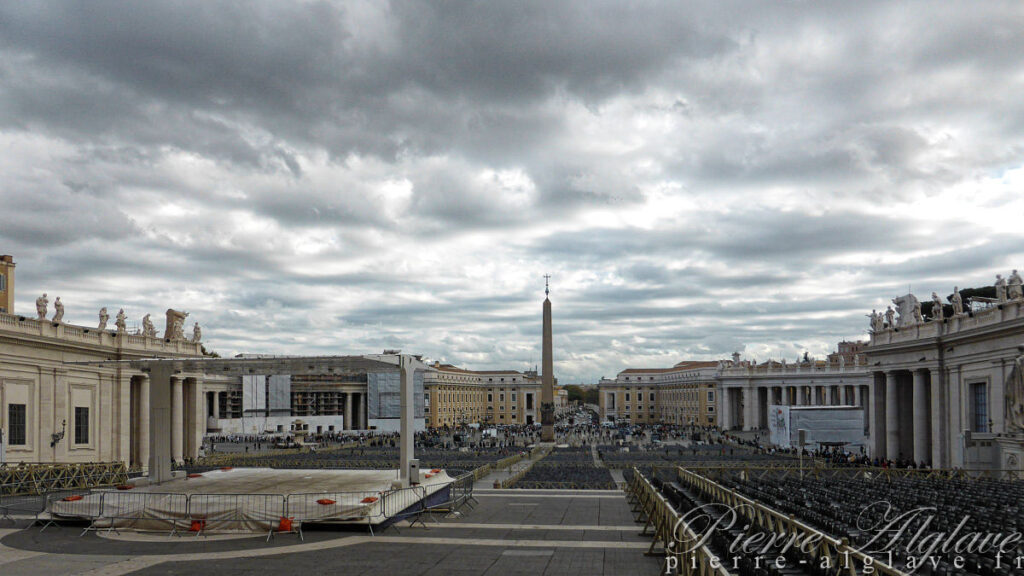 La Place Saint-Pierre de Rome