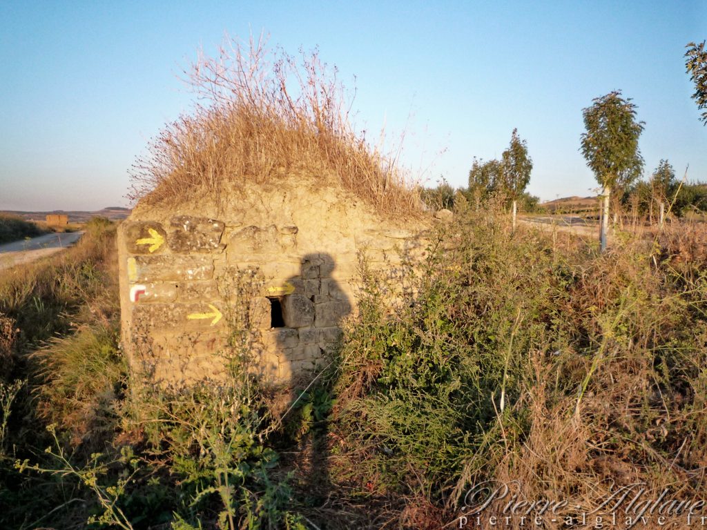 Flèches jaunes balisant le Chemin de Compostelle sur le Camino Frances
