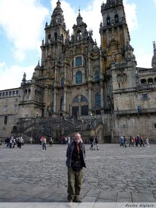 Pierre Alglave devant la cathédrale de Saint-Jacques de Compostelle