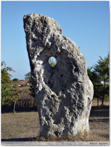 Menhir \"La pierre percée\"