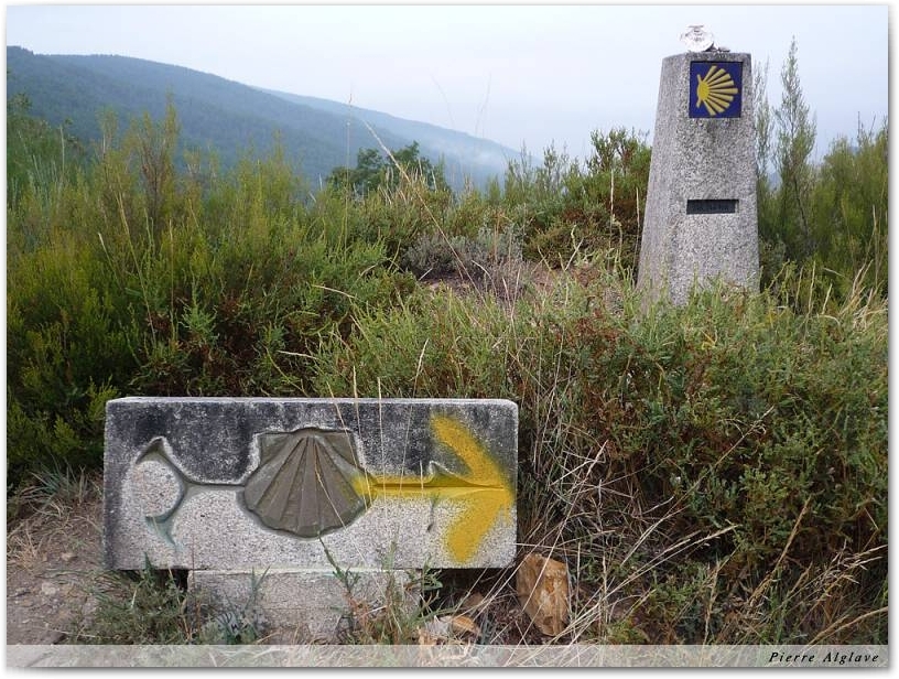 Borne sculpture et borne galicienne : plus que 246,244 km pour arriver à Saint-Jacques